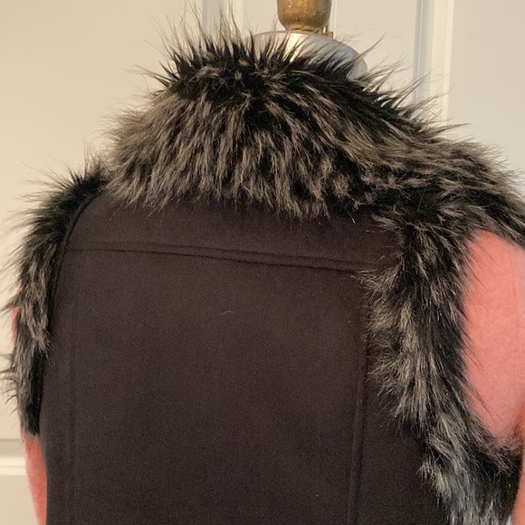 Striking Faux Suede, Faux Fur Vest - Picture 3 of 10